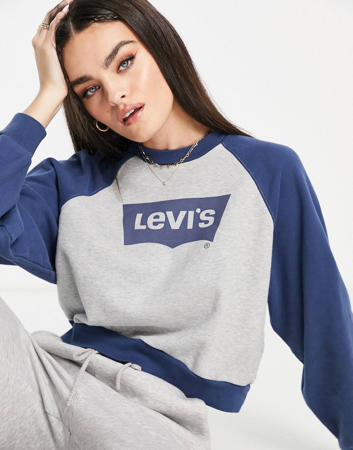 

Серый свитер с регланами Levi's в виде крыла летучей мыши