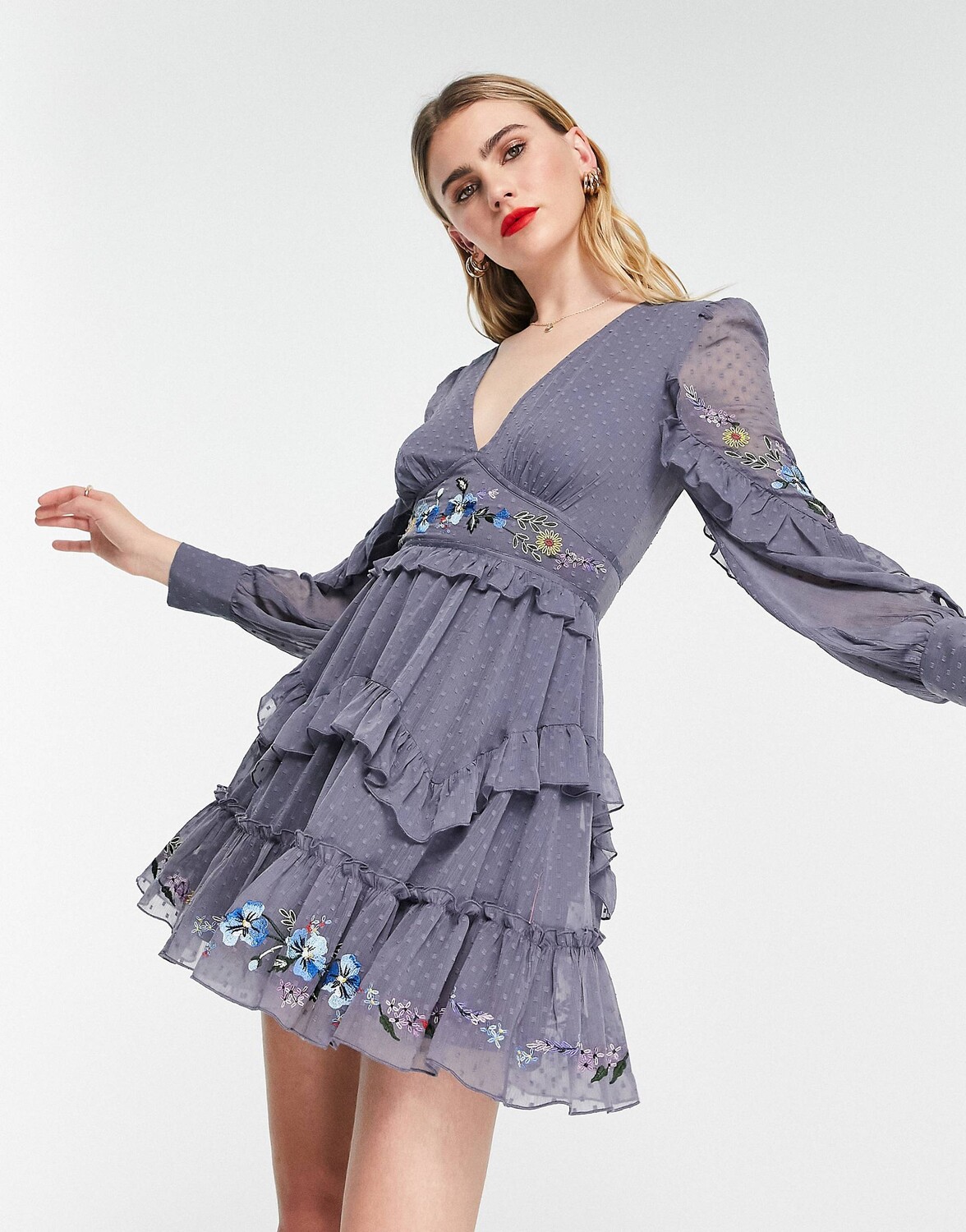 

Чайное мини-платье с оборками спереди и вышивкой ASOS DESIGN