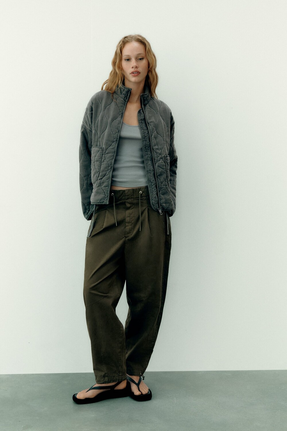 

Стеганая куртка с карманами ZARA, серый