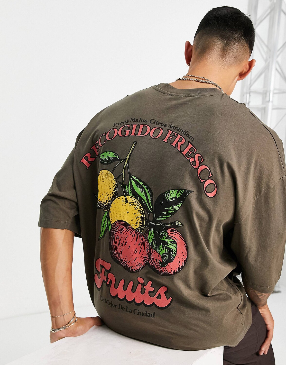 

Коричневая футболка оверсайз с фруктовым принтом на спине ASOS DESIGN