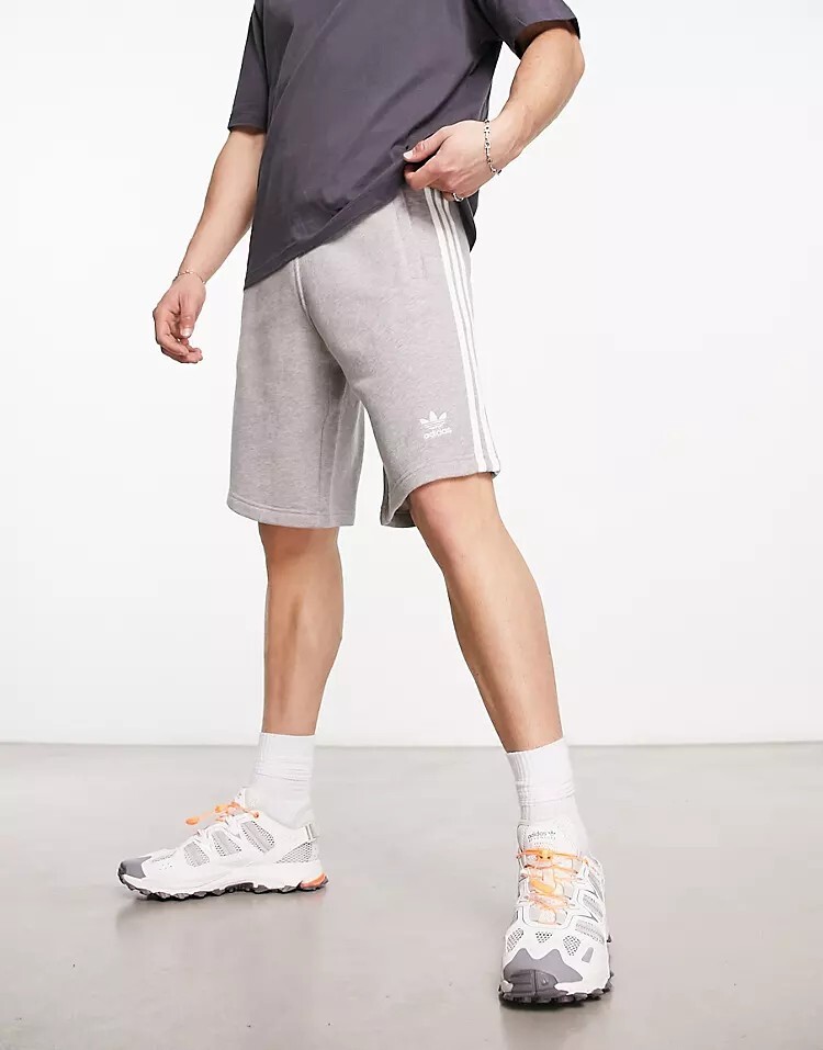 

Серые шорты с тремя полосками adidas Originals, серый