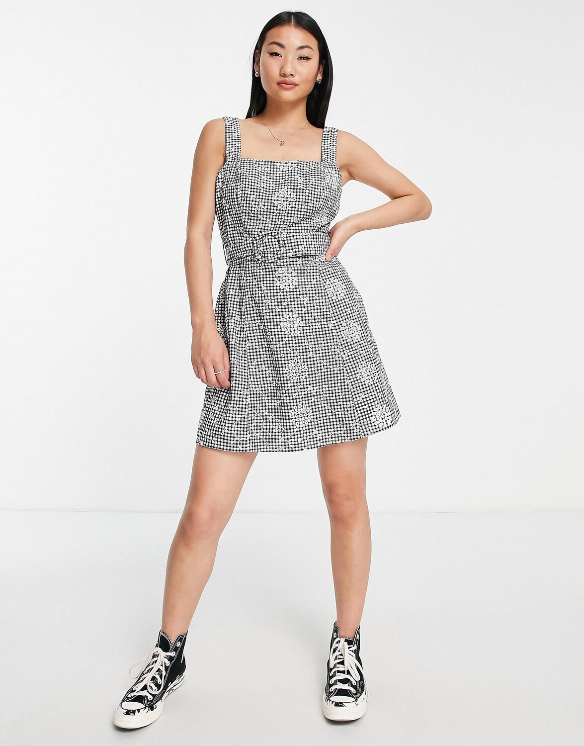 

Однотонное платье мини в мелкую клетку с вышивкой Miss Selfridge с поясом
