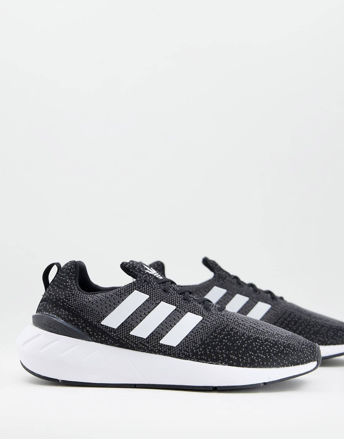 

Черно-белые кроссовки adidas Originals Swift Run 22
