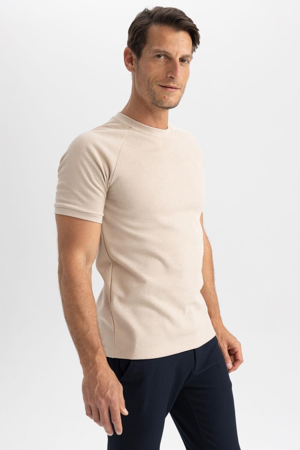 

Футболка Modern Fit с круглым вырезом DeFacto, бежевый