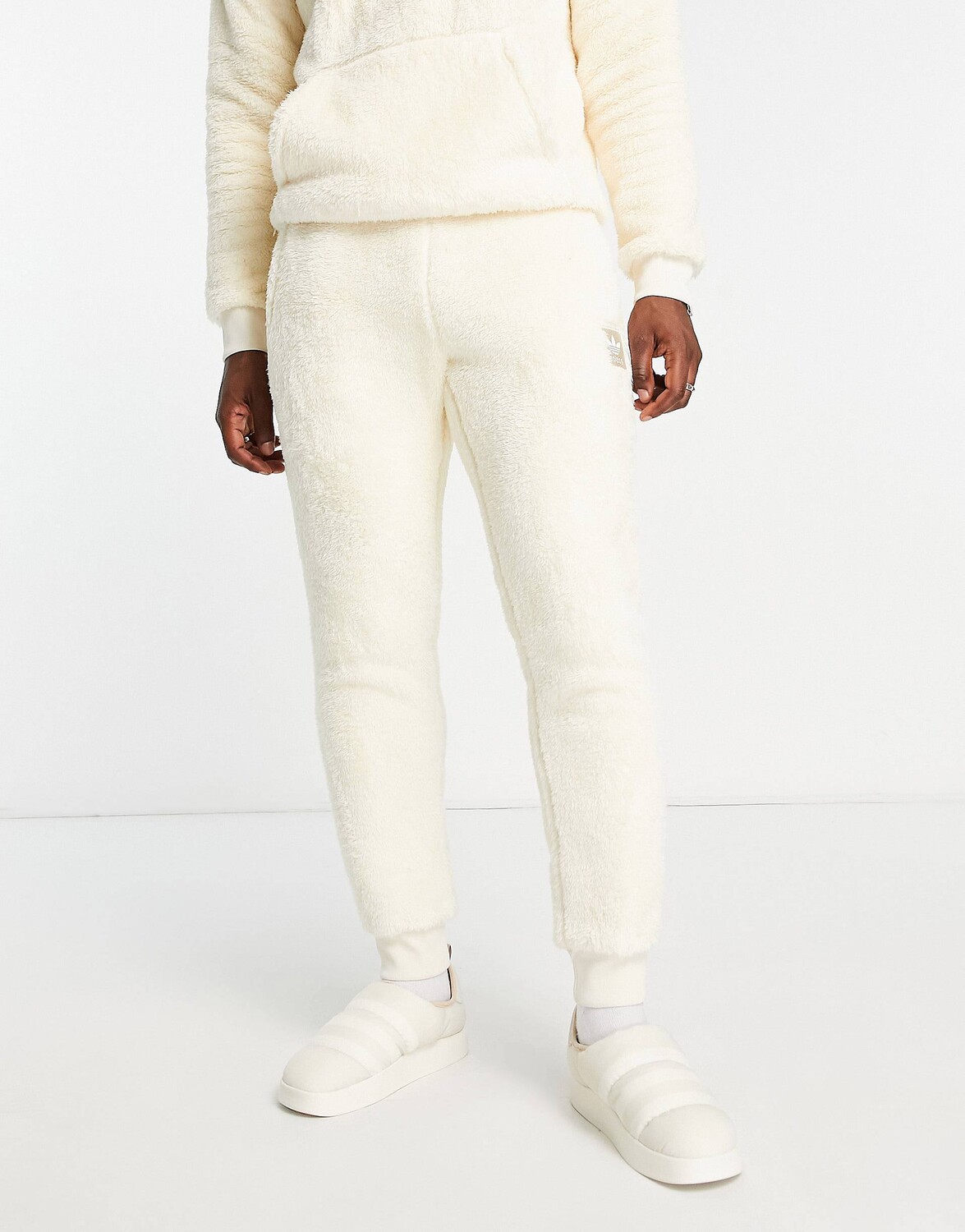 

Белоснежные пушистые джоггеры adidas originals Essentials+