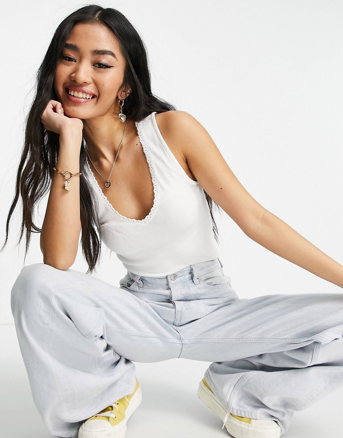 

Белый жилет с v-образным вырезом и кружевной отделкой ASOS DESIGN