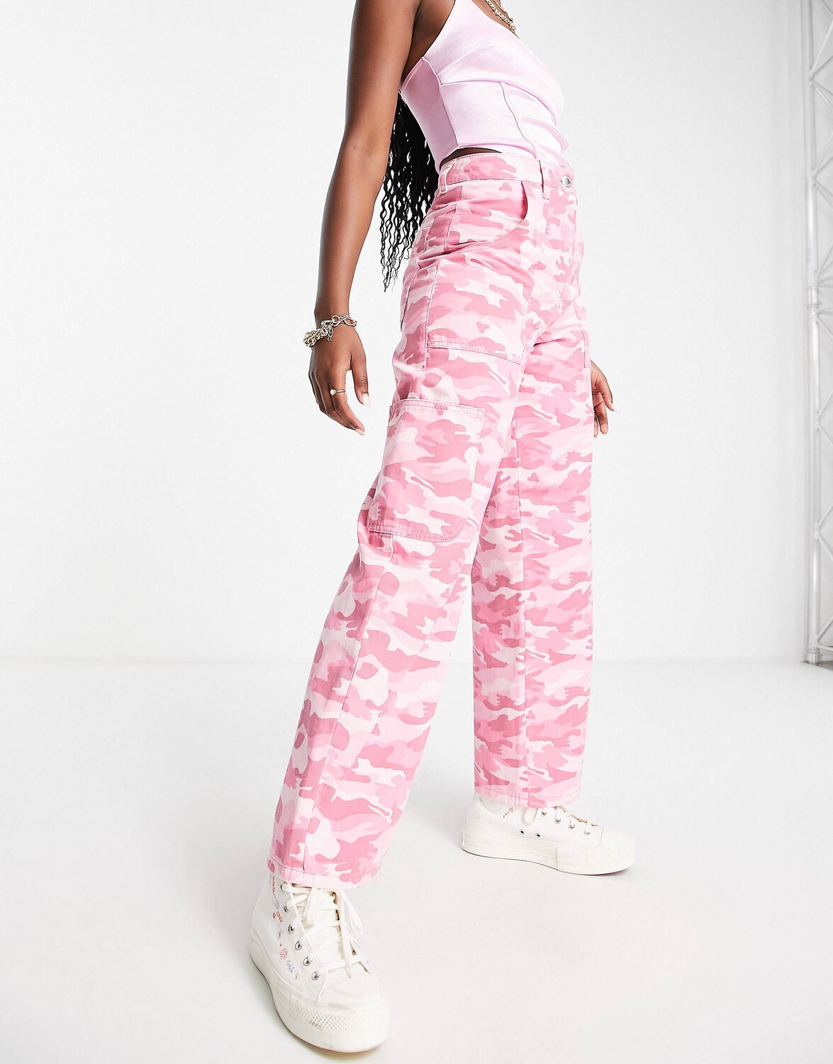 

Розовые широкие брюки карго с камуфляжным принтом Miss Selfridge