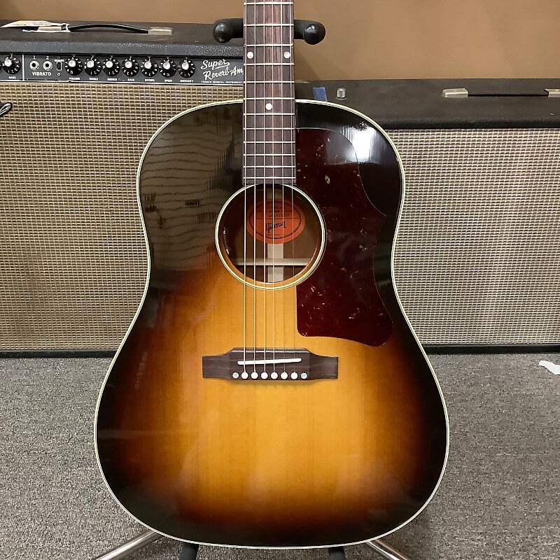 

2022 Gibson J-45 Sunburst 1950-х годов