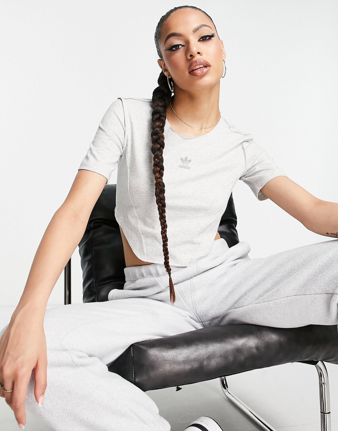 

Светло-серая укороченная футболка adidas Originals Luxe Lounge, Серый