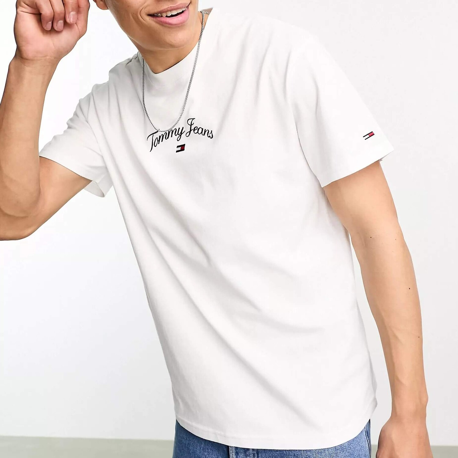 

Футболка Tommy Jeans Relaxed Curved Serif Flag Logo, белый