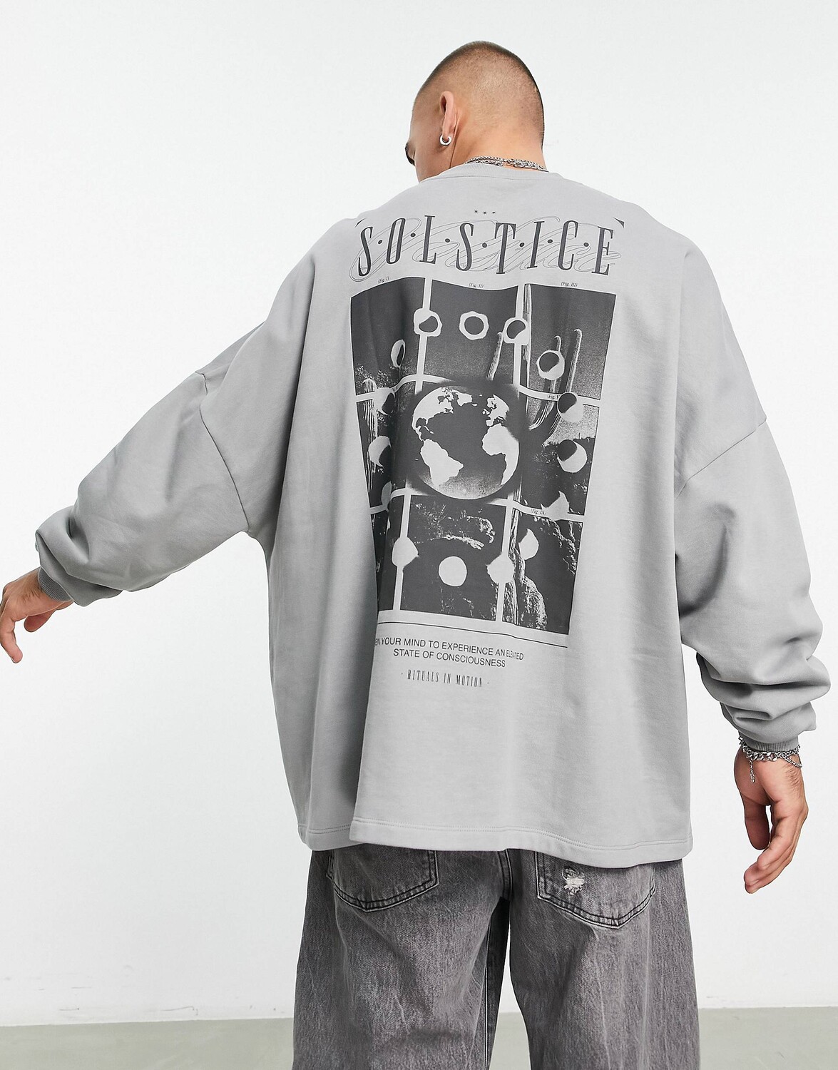 

Серая толстовка оверсайз с фотографическим принтом на спине ASOS DESIGN