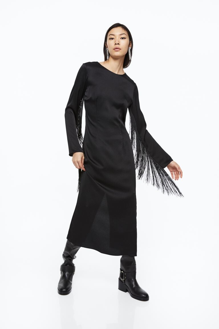 

Атласное платье с бахромой. H&M, черный