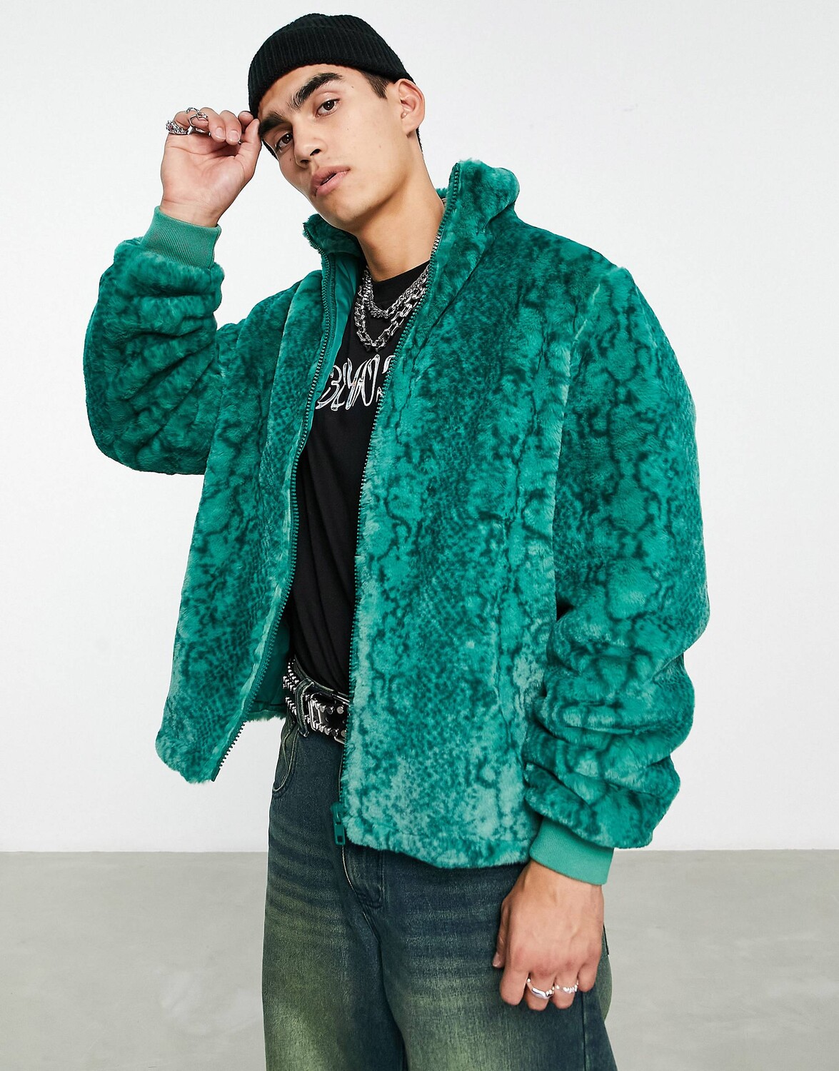 

Зеленый бомбер из искусственного меха со змеиным принтом ASOS DESIGN