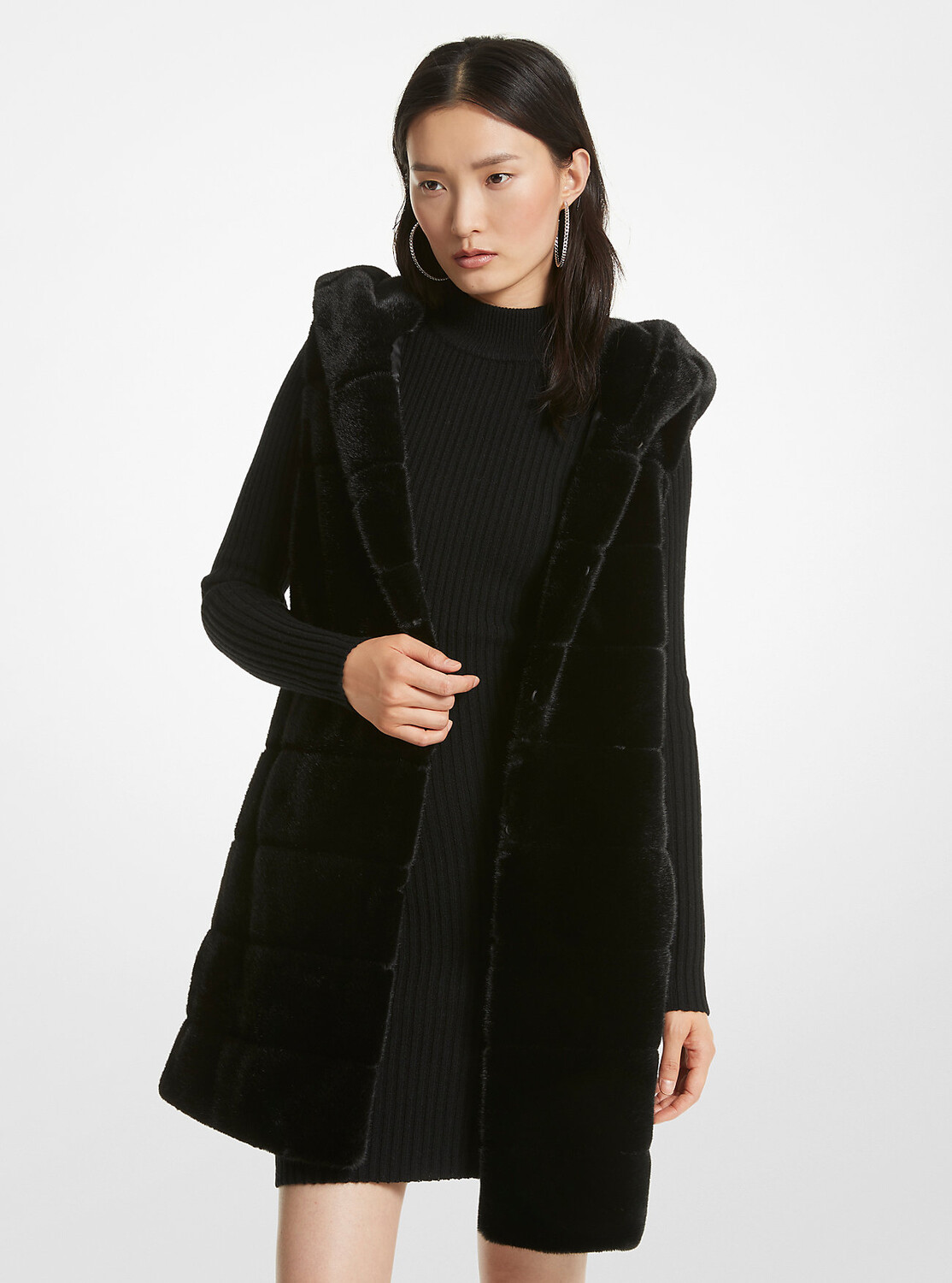

Стеганый жилет с капюшоном из искусственного меха Michael Kors, черный