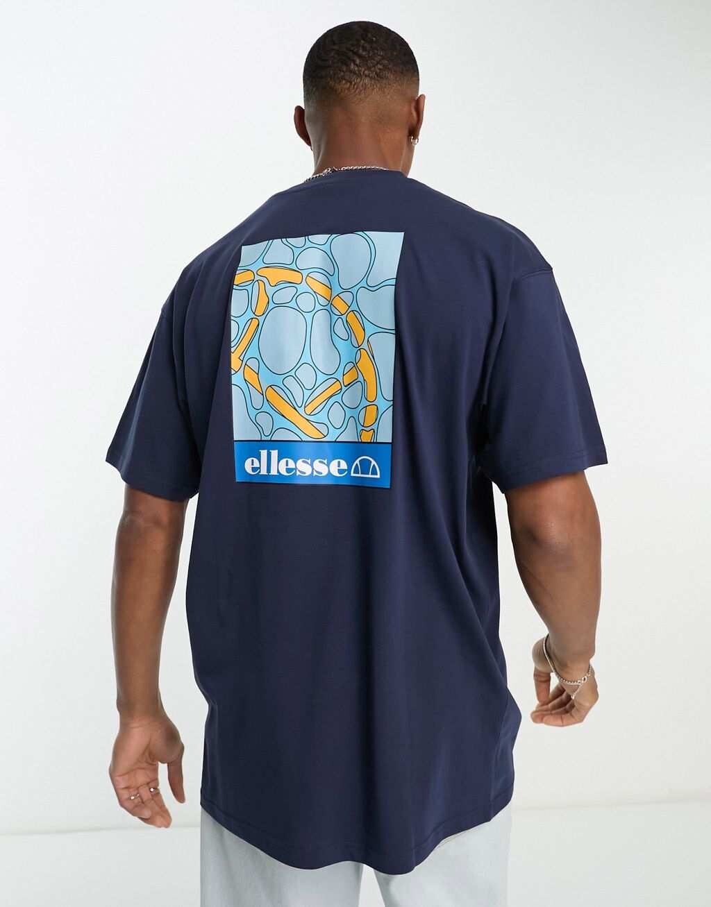 

Темно-синяя футболка с принтом на спине ellesse Aquria
