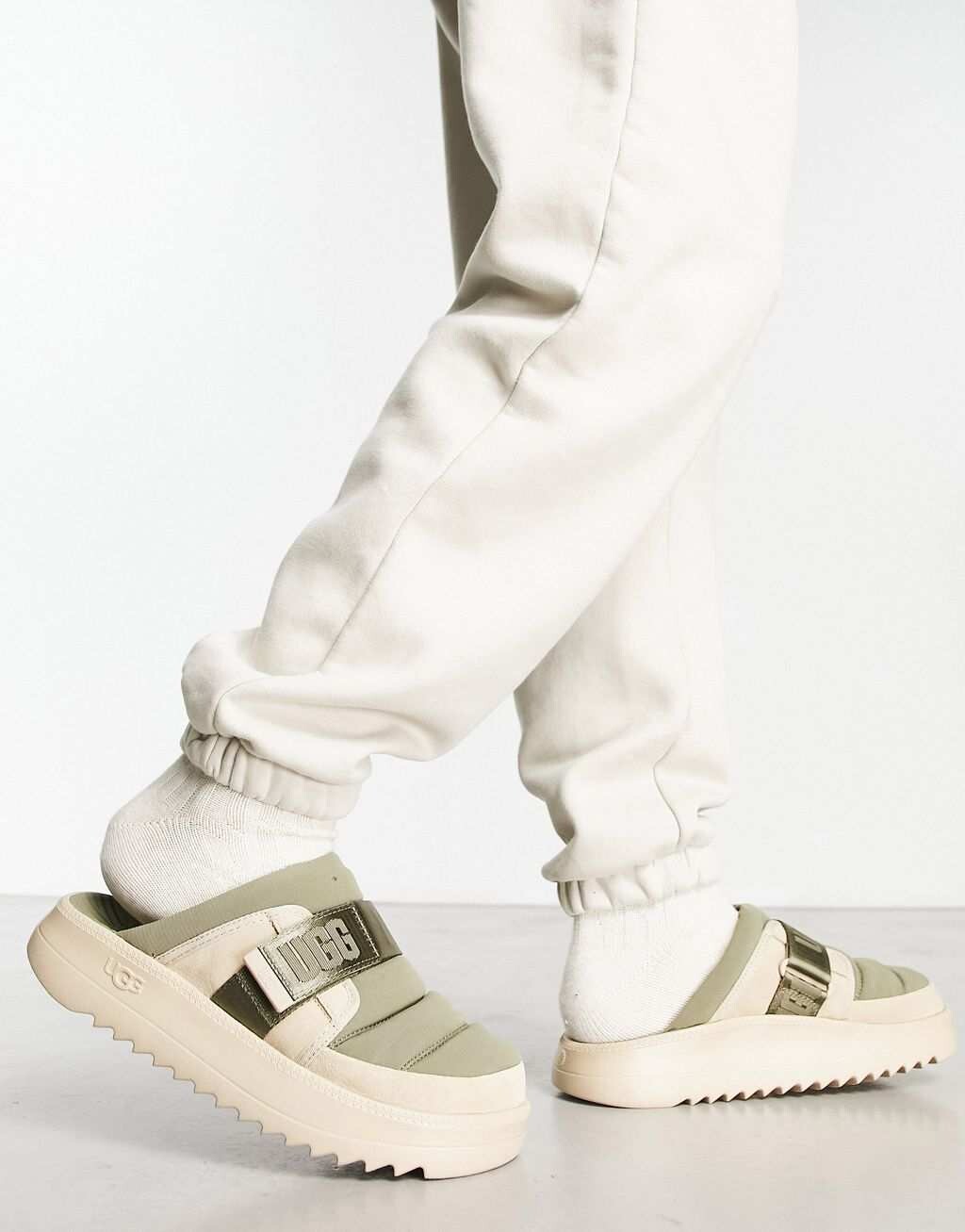 

Зеленые шлепанцы с ремешками UGG Maxxer