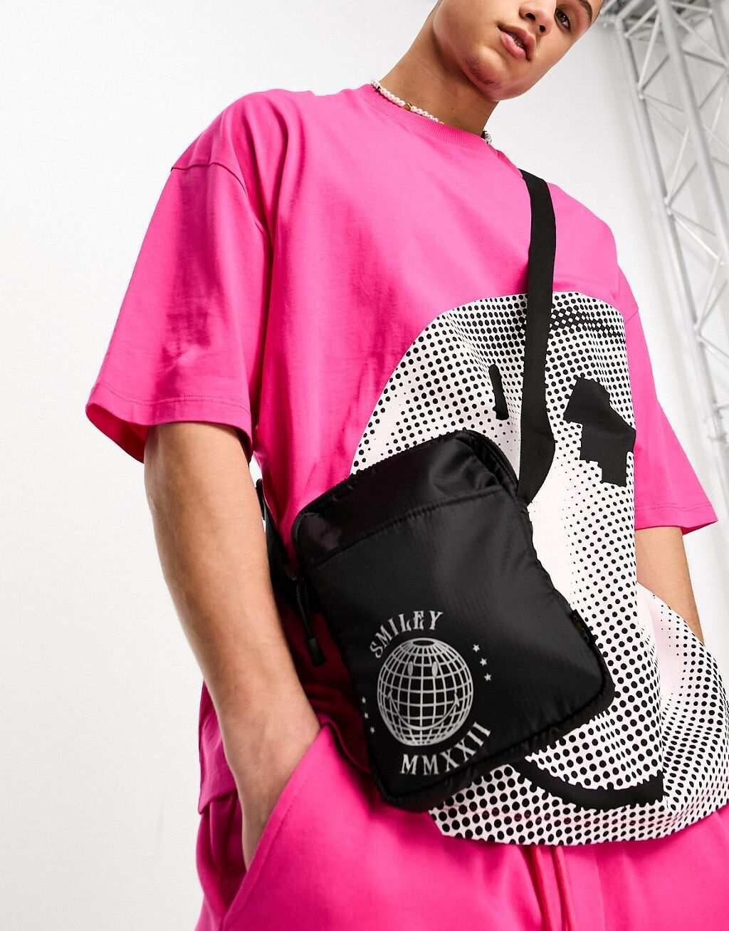 

Черная сумка через плечо с металлическим логотипом ASOS Design Smiley Collab