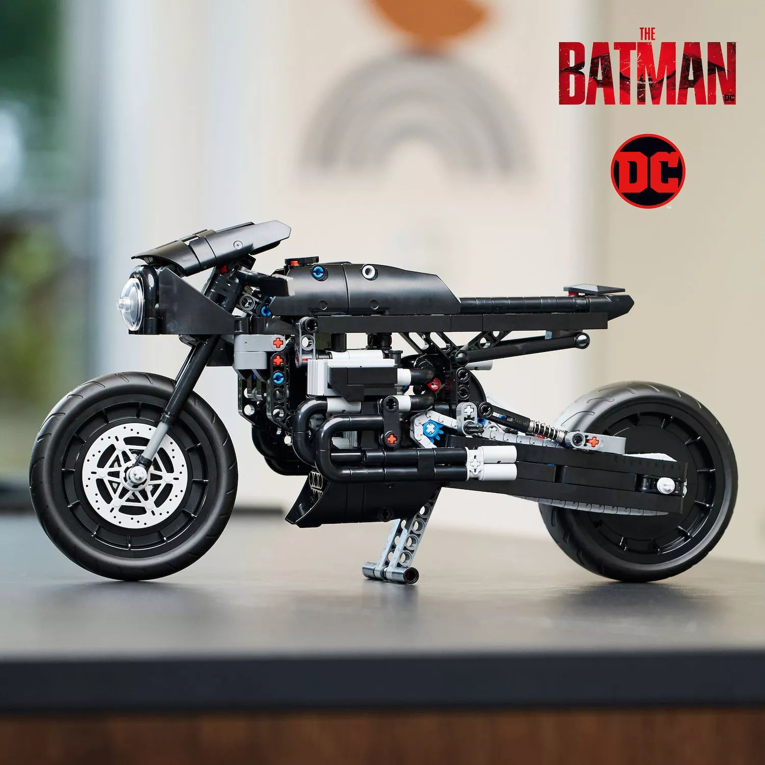 Lego Technic THE BATMAN - BATCYCLE 42155 Набор строительных игрушек (641 предмет) LEGO lego 42155 the batman batcycle