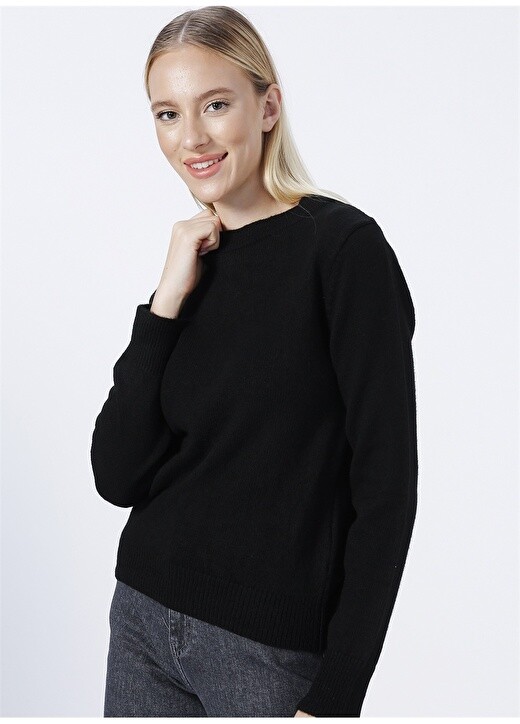 

Однотонный черный женский свитер с круглым вырезом Fashion Friends
