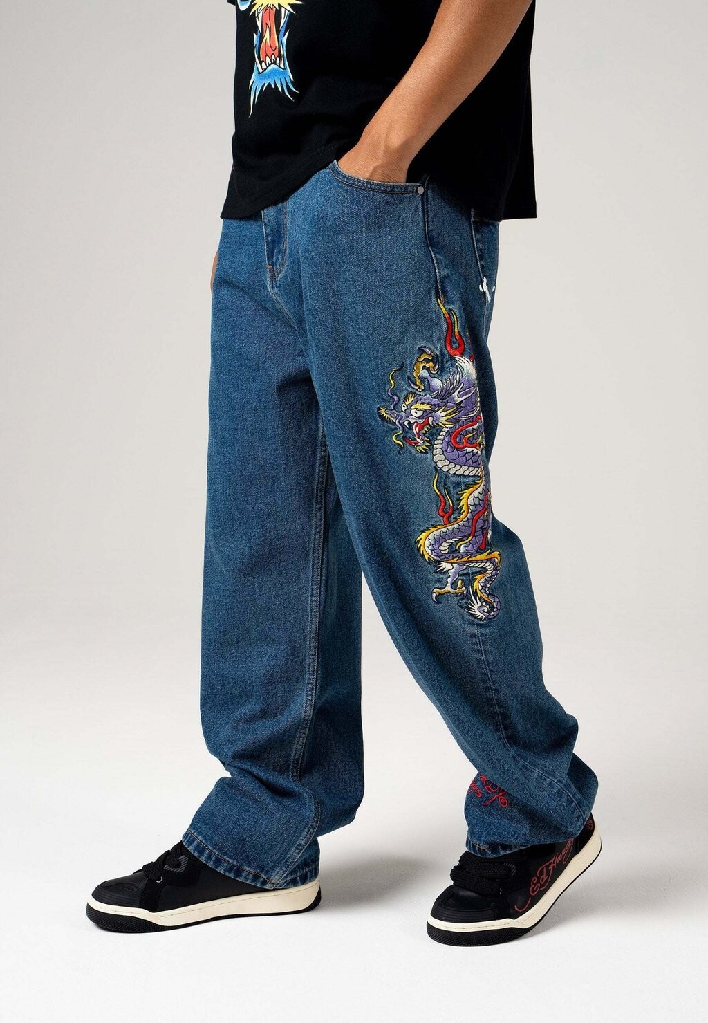 

Джинсы свободного кроя Ed Hardy