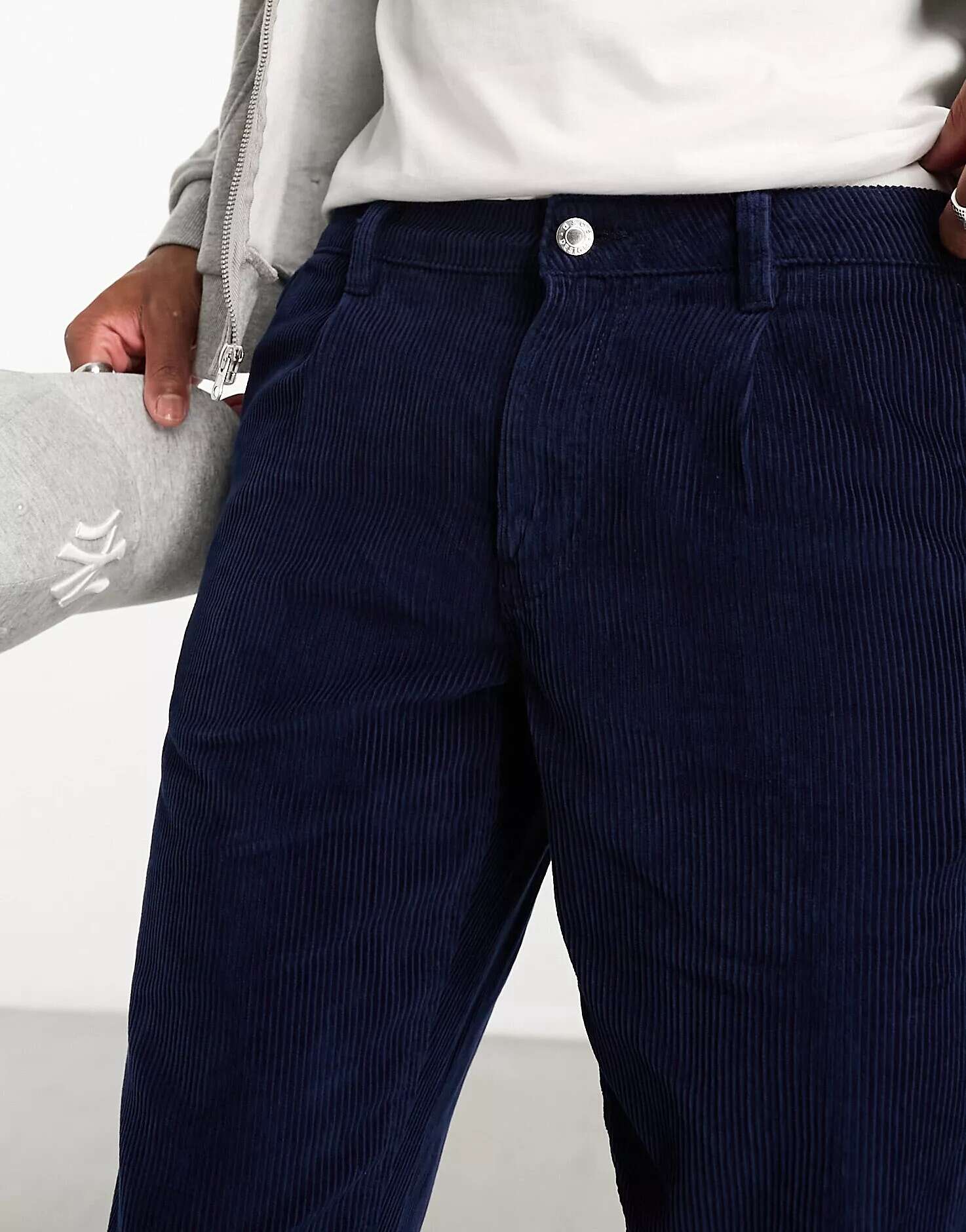 цена Темно-синие зауженные вельветовые брюки ASOS