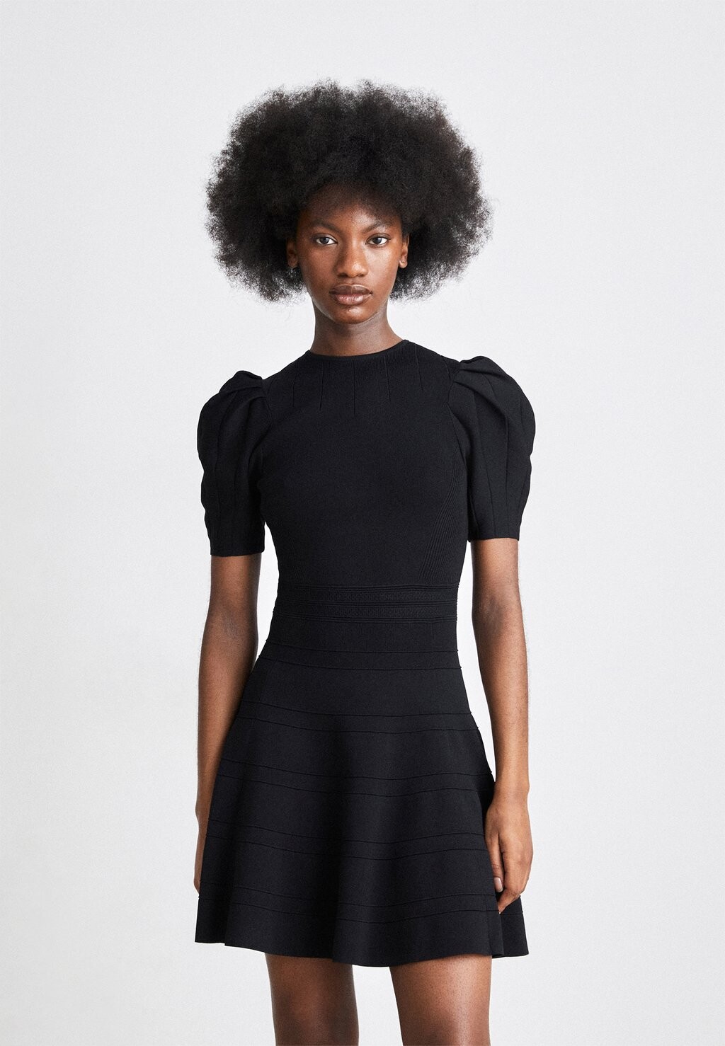 

Платье Ted Baker VELVET, черный