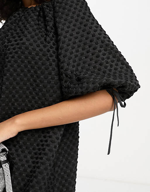 

Черное фактурное свободное платье миди со сборкой на воротнике ASOS DESIGN