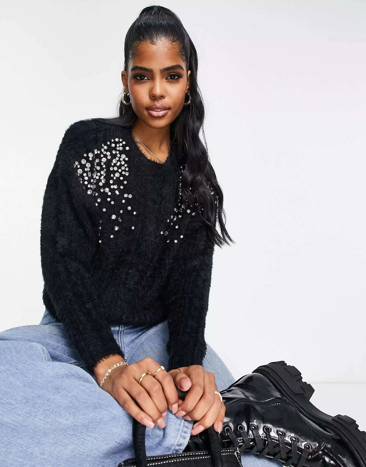

Черный пушистый джемпер с косичками на плечах Miss Selfridge