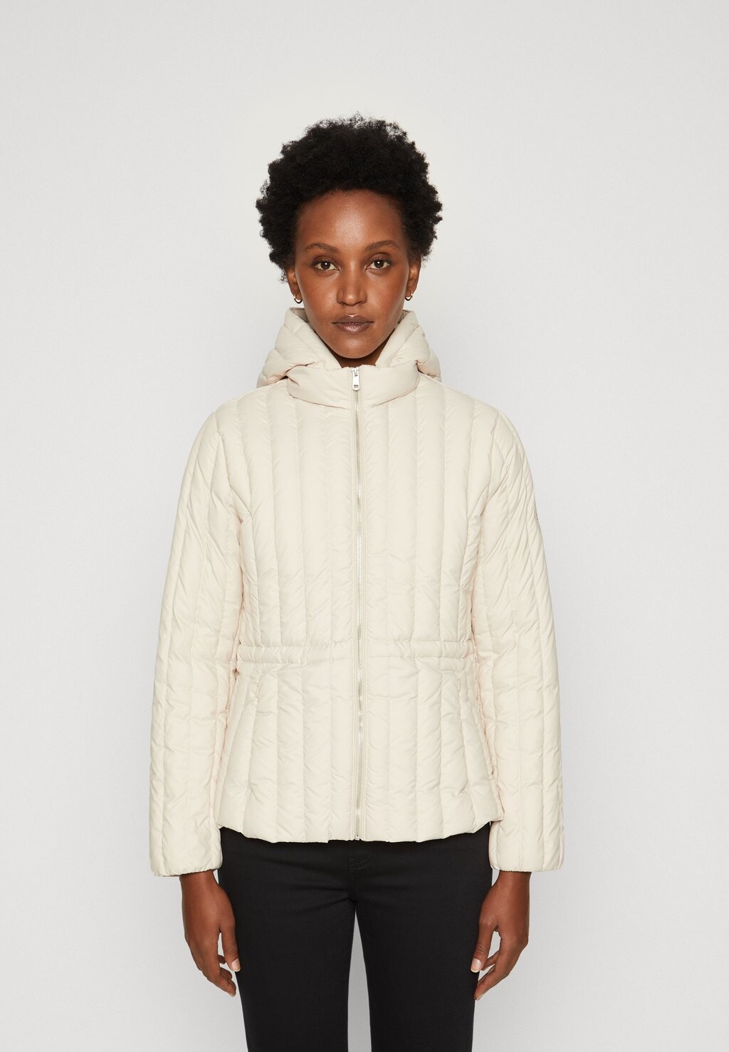 

Пуховик Tommy Hilfiger ЖЕНСКАЯ КУРТКА, цвет classic beige