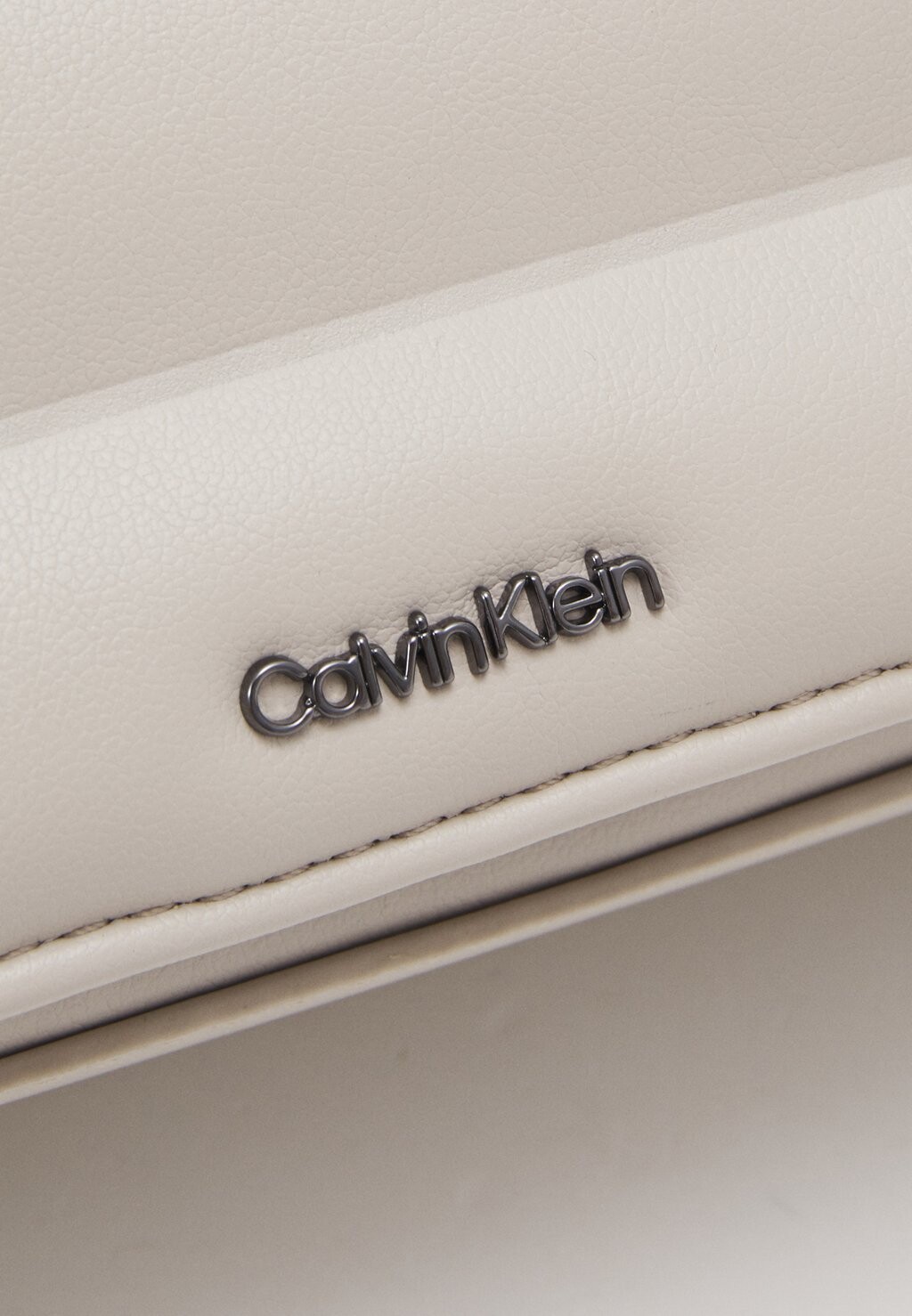 

Сумка через плечо Line Quilt Shoulder Bag Calvin Klein, песчано-галечный