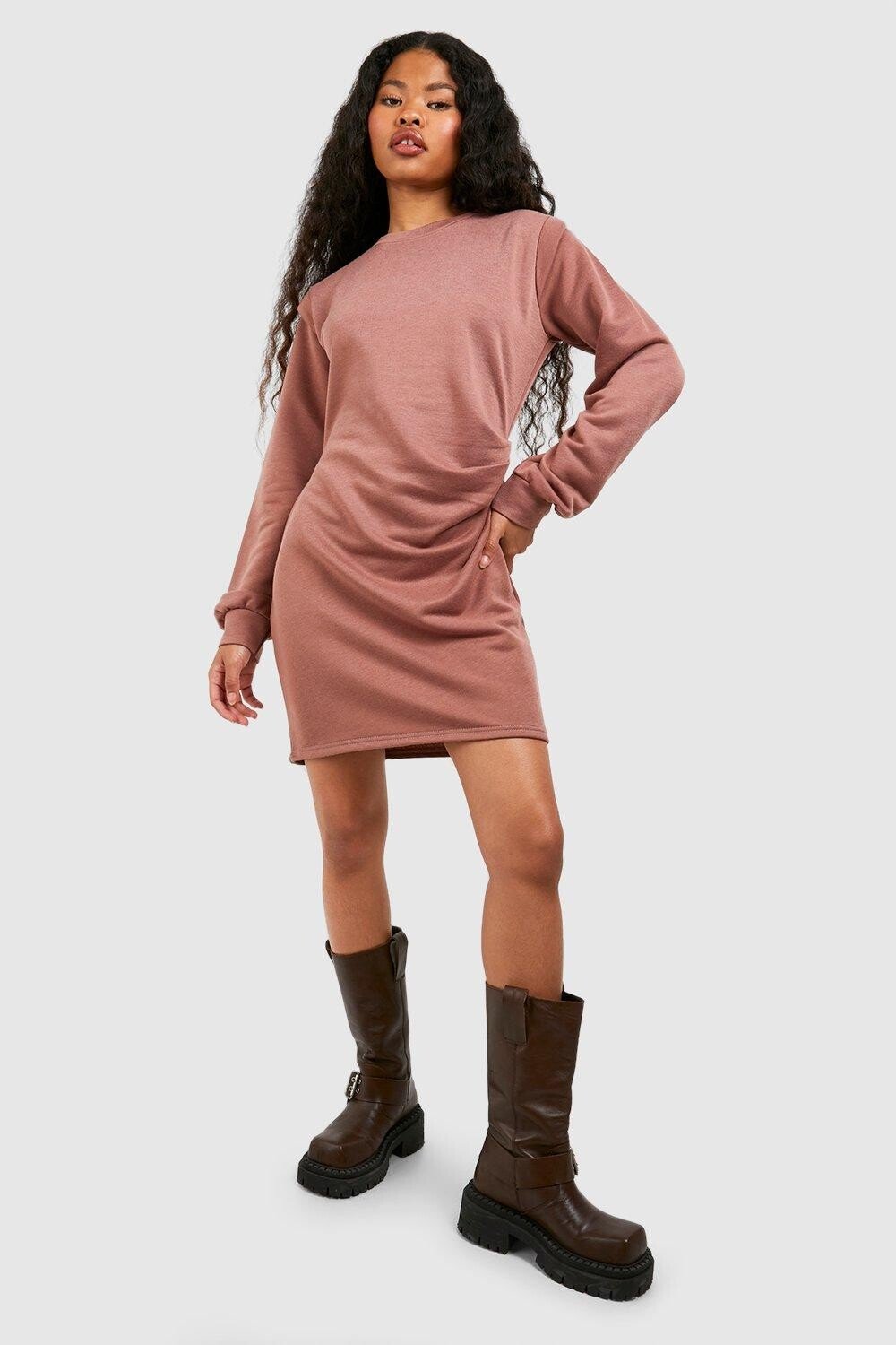 

Платье-джемпер миниатюрного размера со сборками на плечах boohoo, коричневый