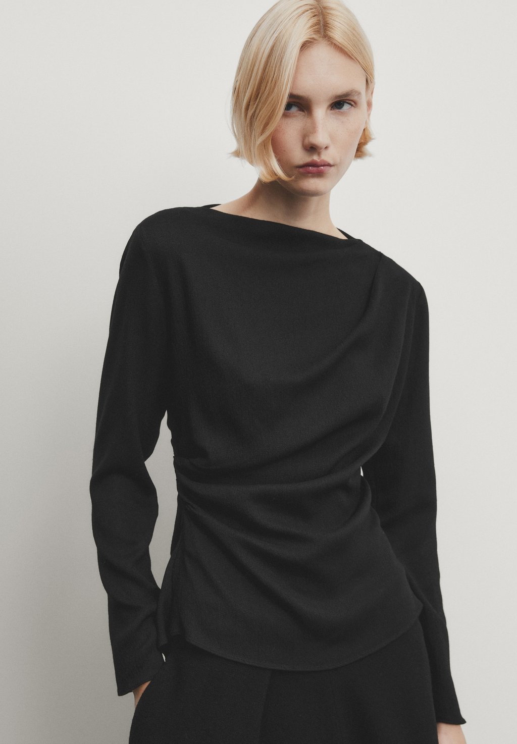 Блузка LONG SLEEVE WITH DRAPED DETAIL Massimo Dutti, цвет black