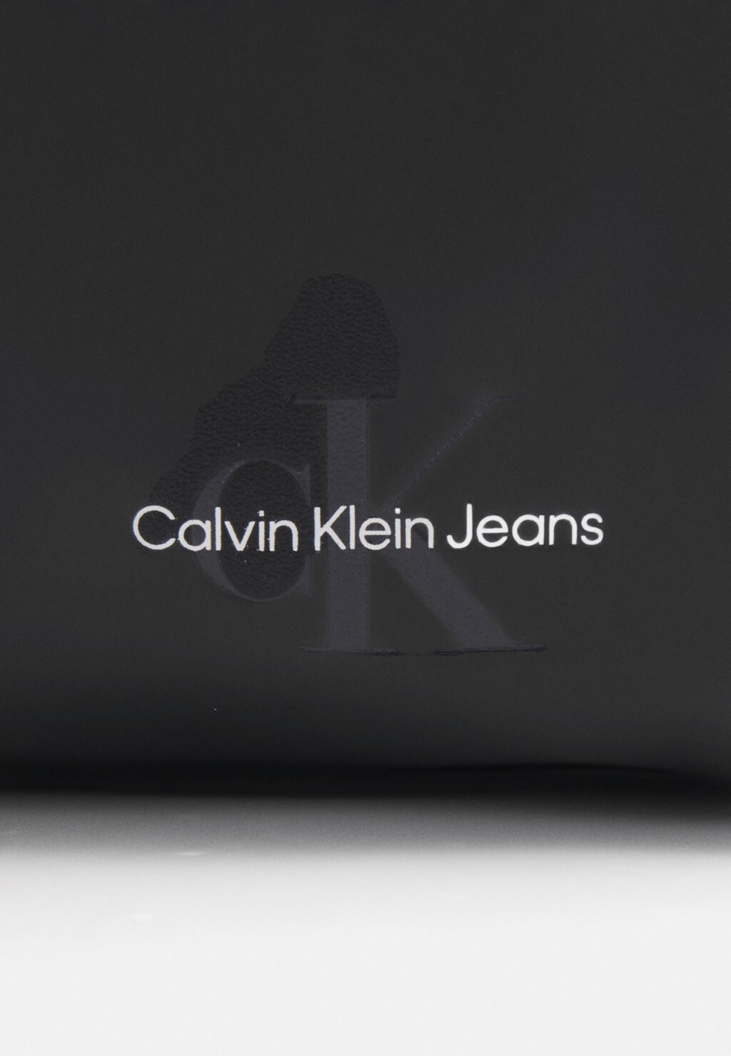 

Косметичка Monogram Soft Washbag Unisex Calvin Klein, черный