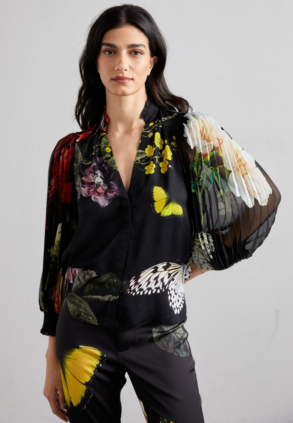 

Блузка ILAN BLOUSE Alice + Olivia, цвет black