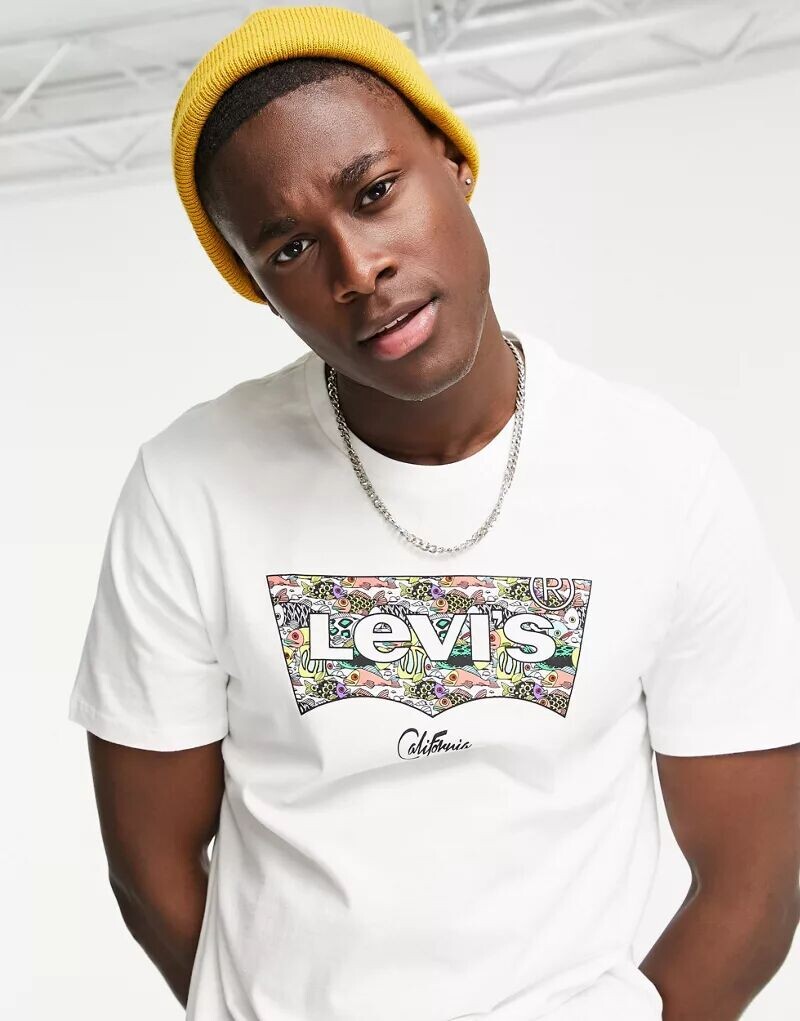 

Белая футболка с рисунком Levi's