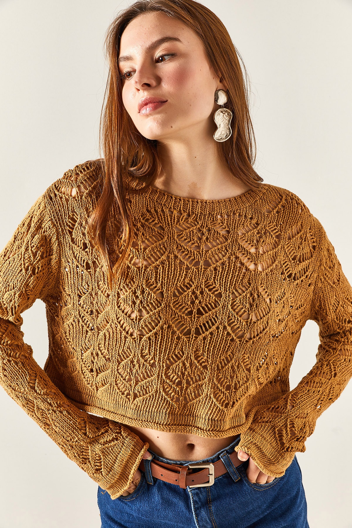 Женская ажурная укороченная трикотажная блузка с бисквитным вырезом на спине Olalook, коричневый