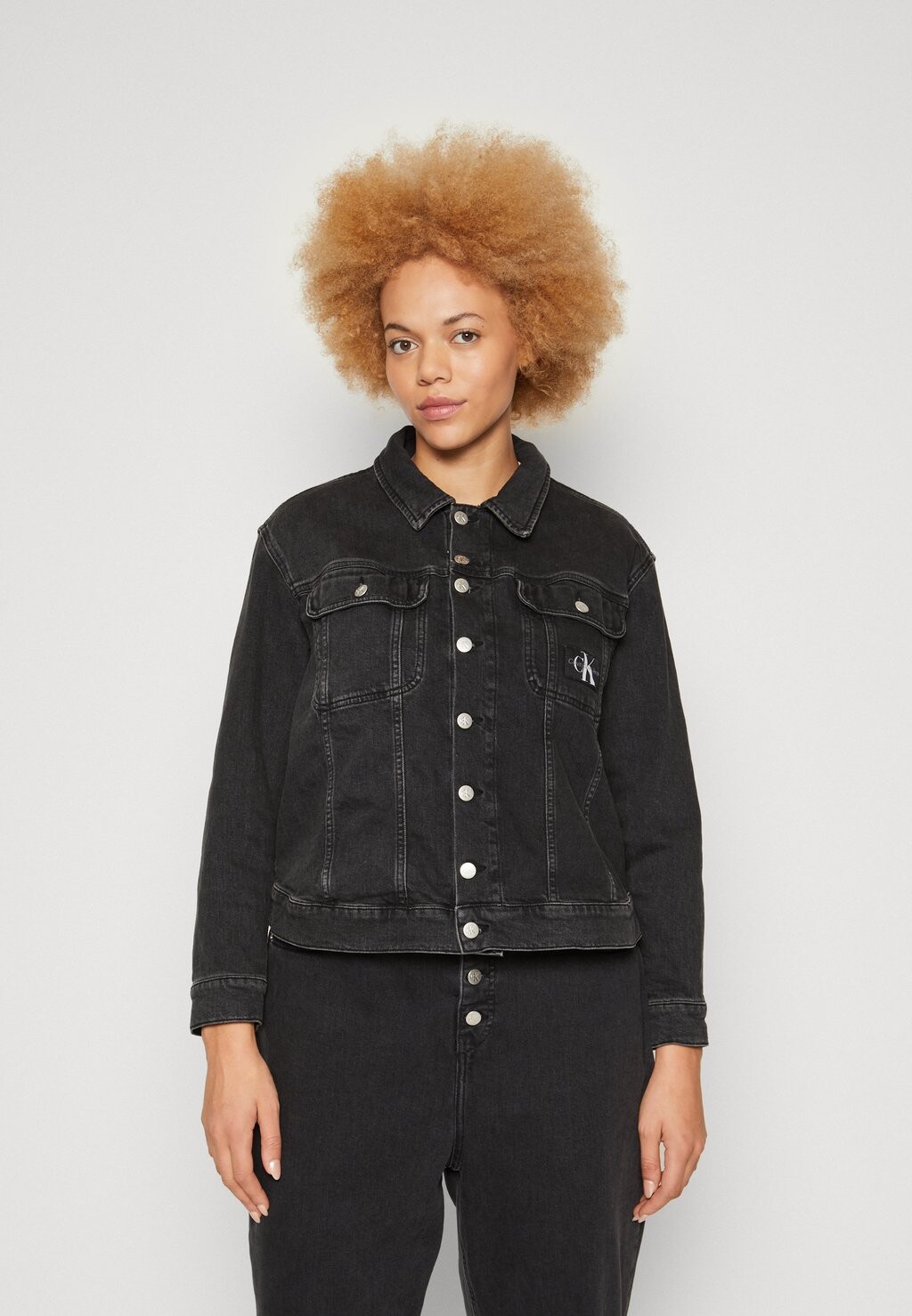 

Джинсовая куртка Calvin Klein Jeans Plus КУРТКА REGULAR 90S, цвет denim black