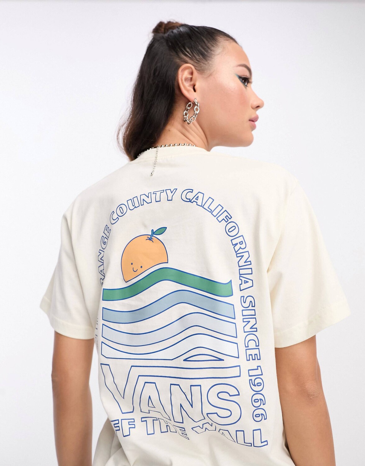 

Футболка Vans с оранжевым принтом на спине