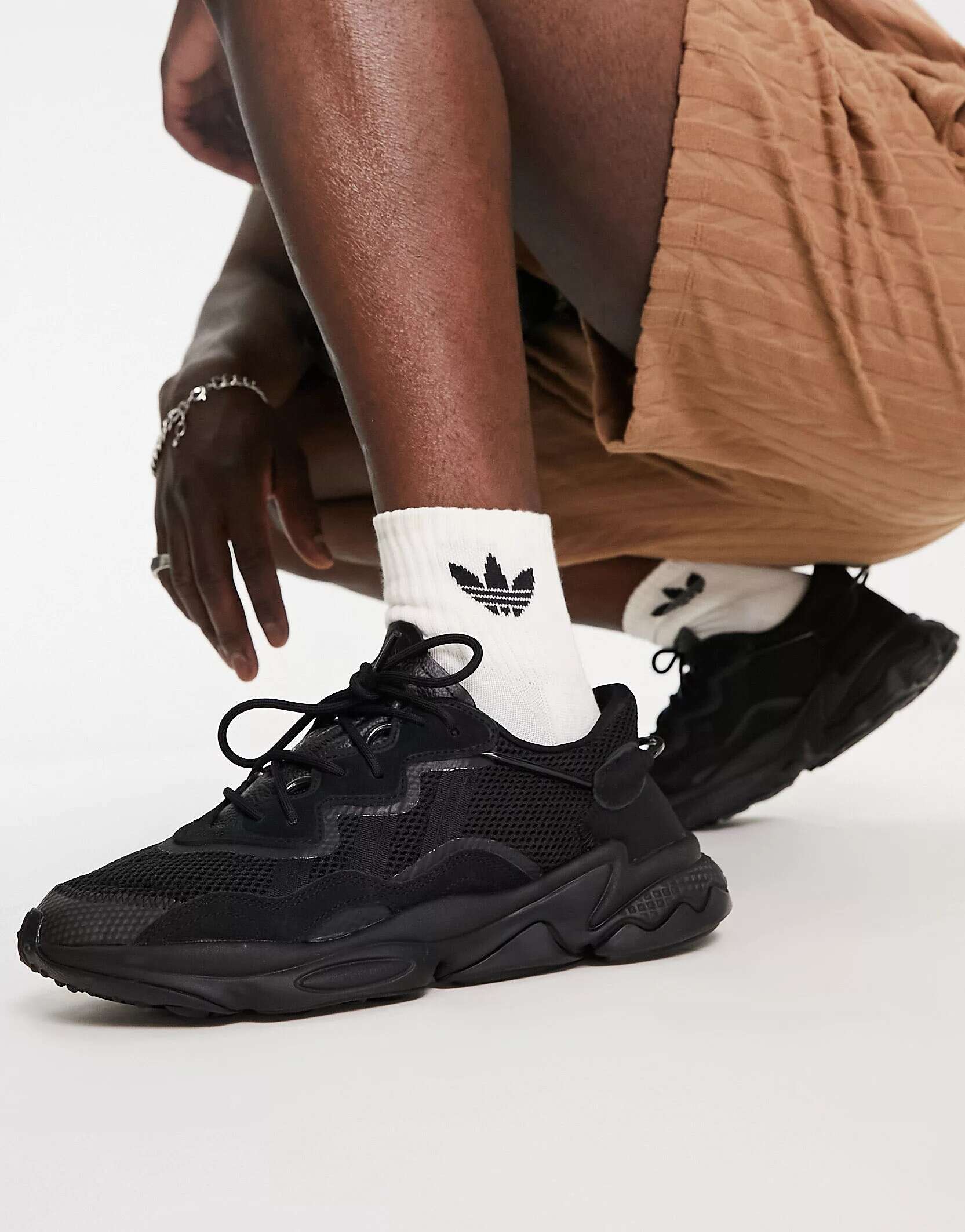 Черные кроссовки adidas Originals Ozweego цена и фото