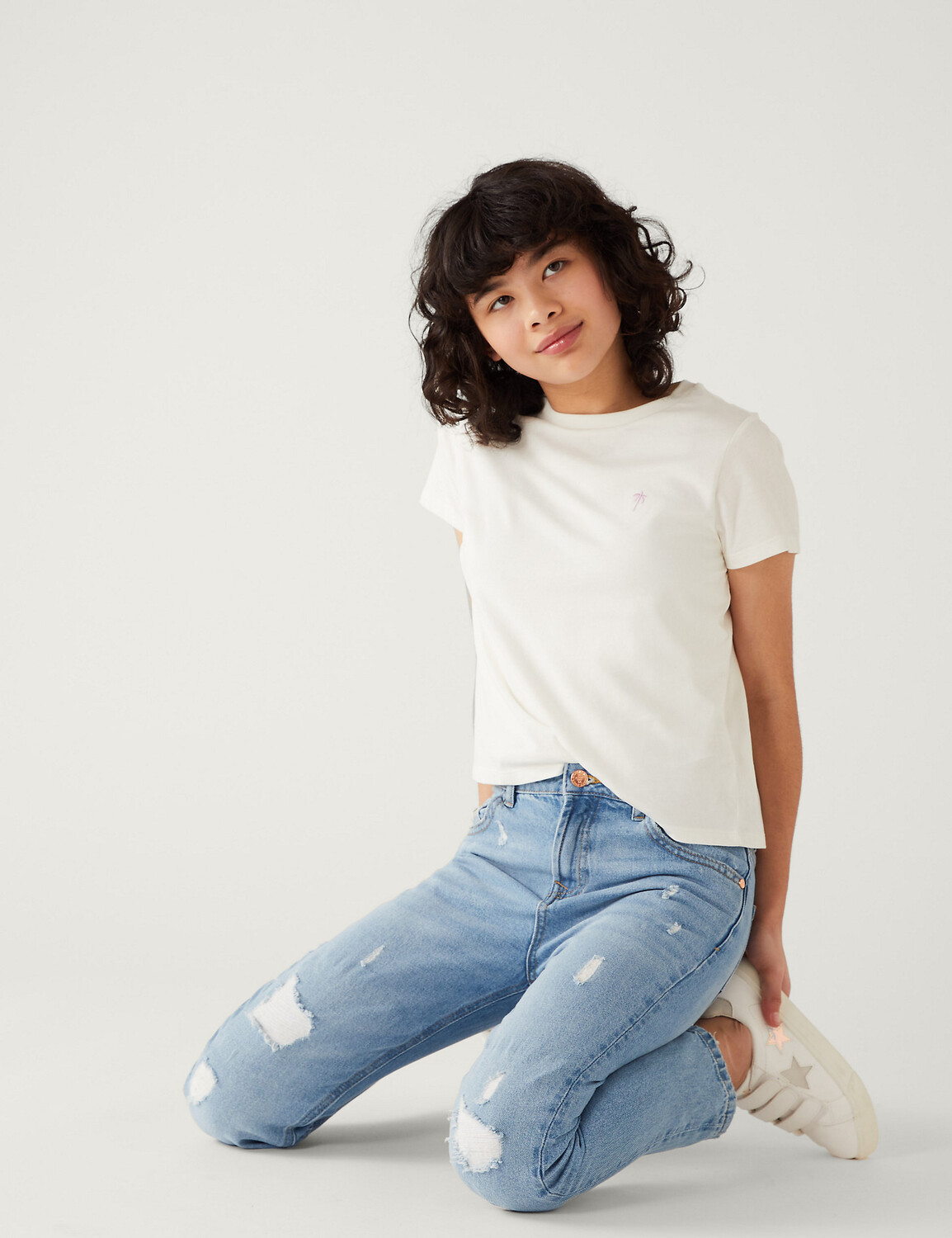

Легкие джинсовые рваные джинсы Mom Fit (6–16 лет) Marks & Spencer, деним