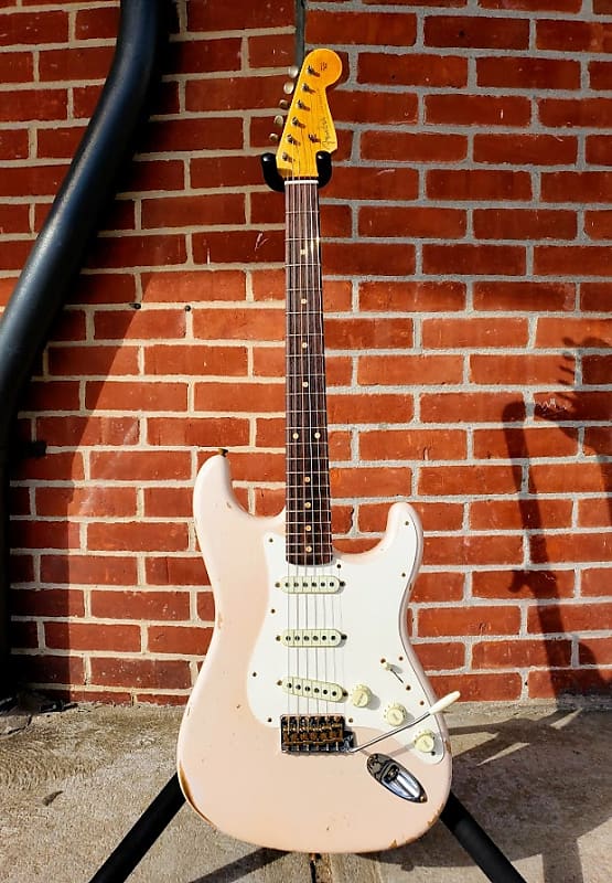 Электрогитара Fender Custom Shop 59 Stratocaster Relic Super Faded Aged Shell Pink электрогитара fender custom shop ltd 1962 stratocaster heavy relic faded aged seafoam green