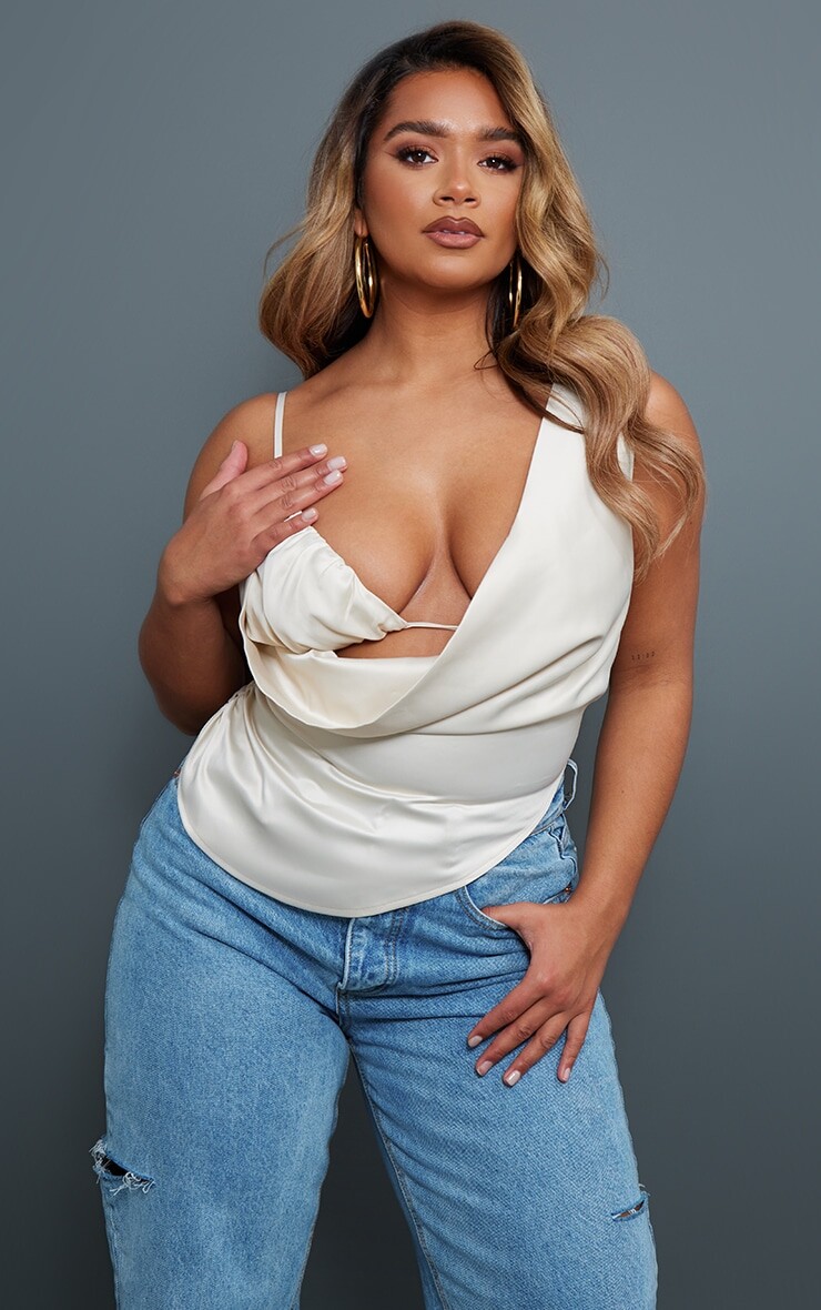

PrettyLittleThing Кремовый атласный топ без косточек формы с капюшоном