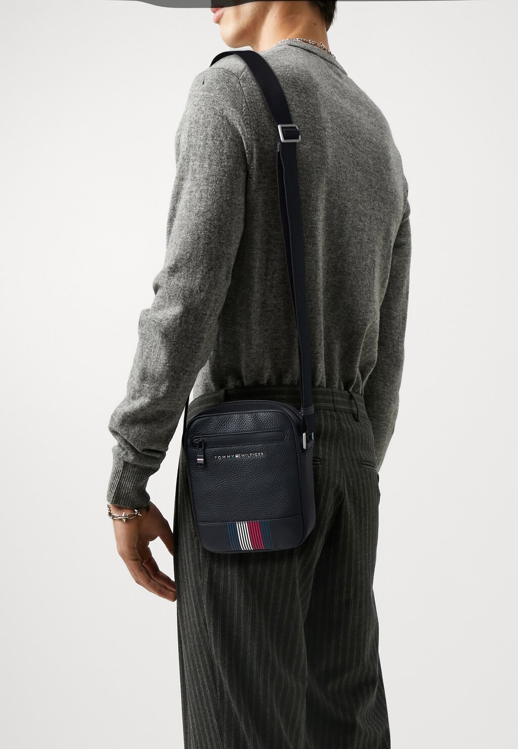 

Сумка через плечо Transit Mini Reporter Tommy Hilfiger, черная