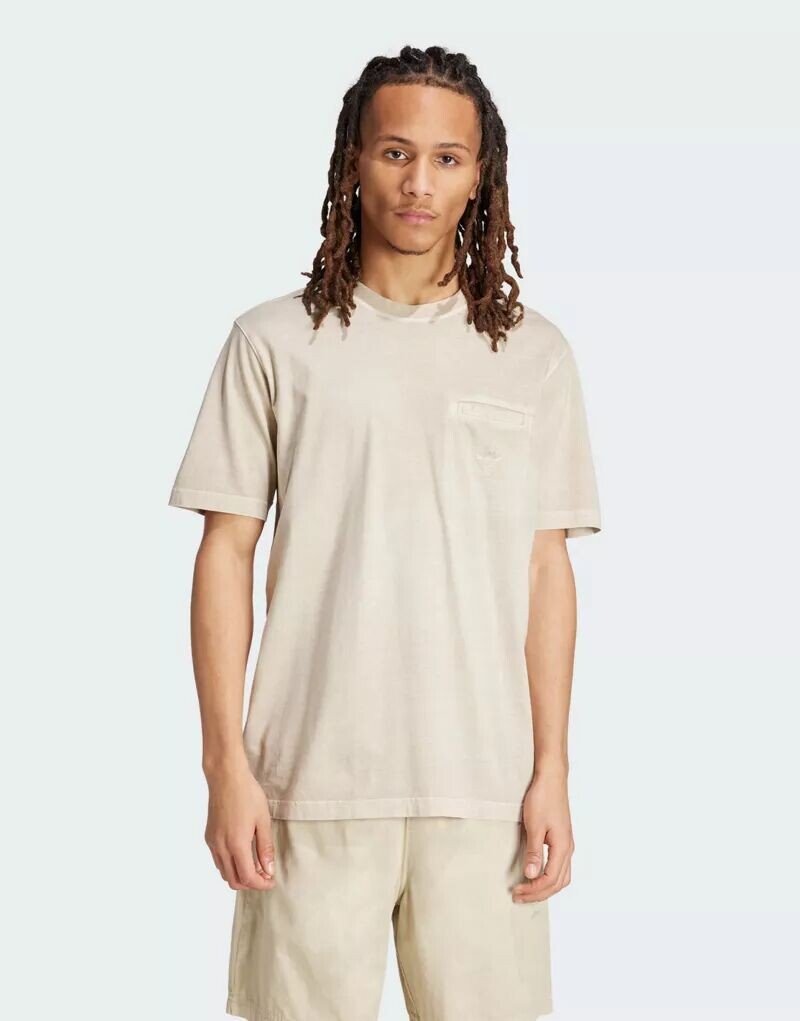 

Бежевая футболка с карманами adidas Originals Essentials