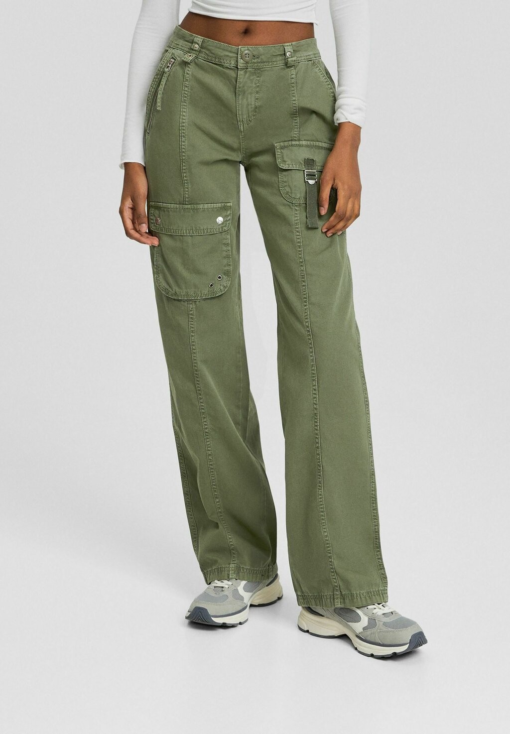 

Брюки карго LOW-WAIST WITH STRAP Bershka, цвет khaki