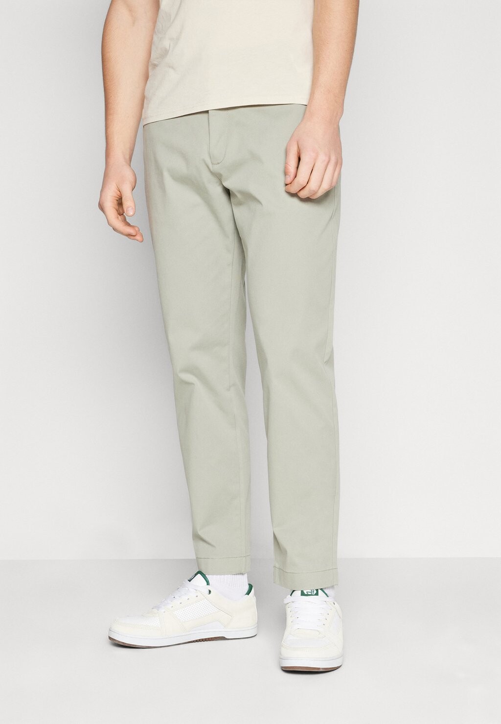 

Чинос Tommy Jeans, оливковый