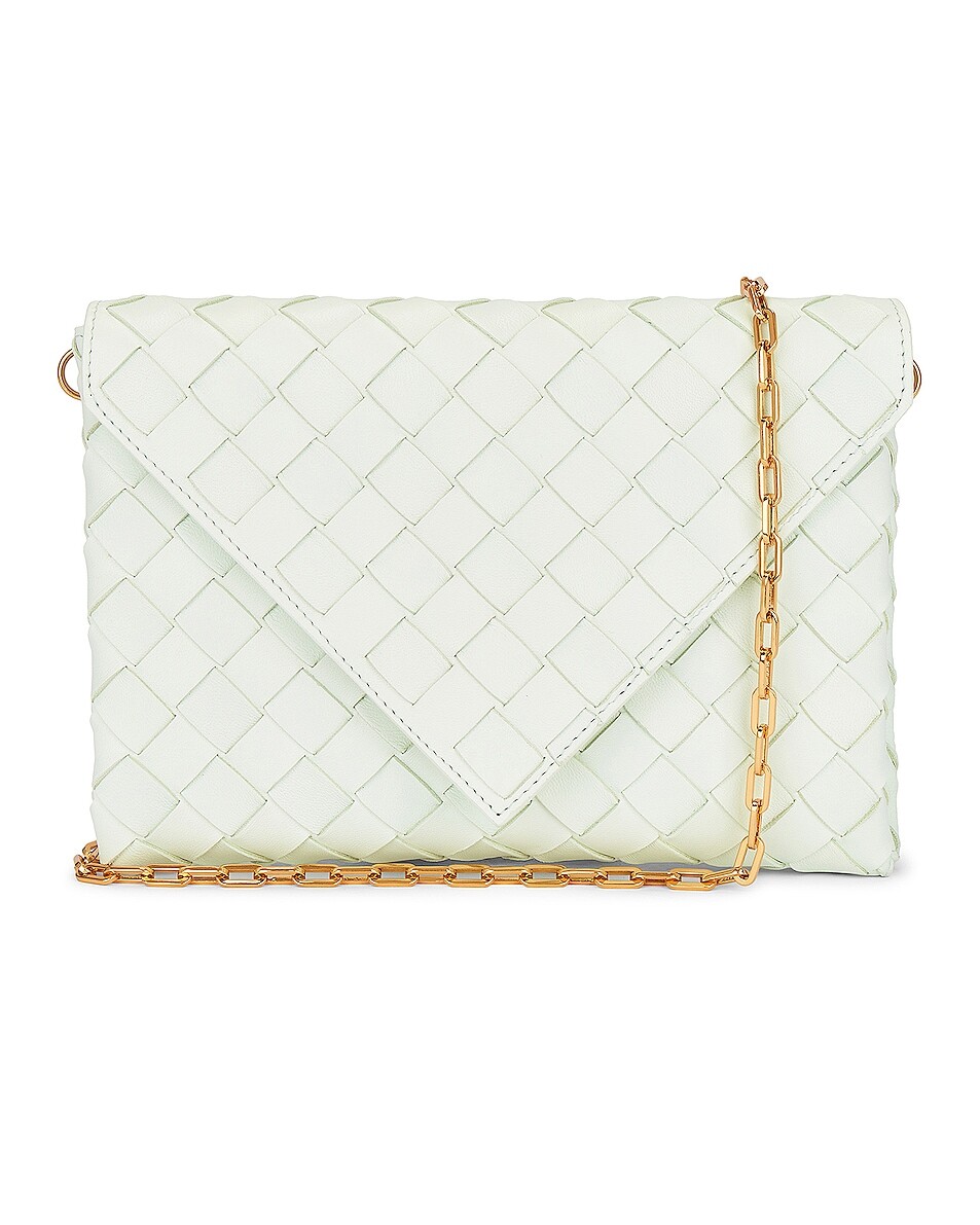 

Сумка кросс-боди Bottega Veneta Medium Envelope Pouch Chain, цвет Glacier & Gold