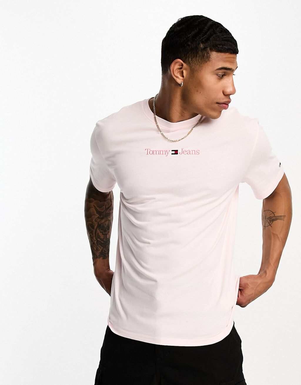 

Розовая классическая футболка с маленьким логотипом Tommy Jeans