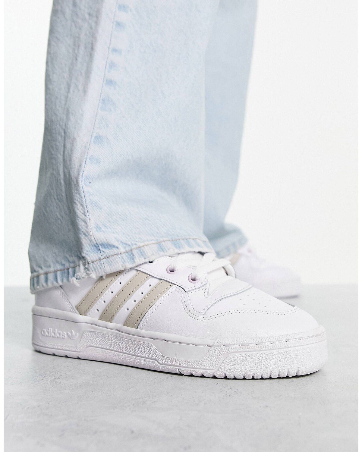 

Бело-бежевые низкие кроссовки adidas Originals Rivalry