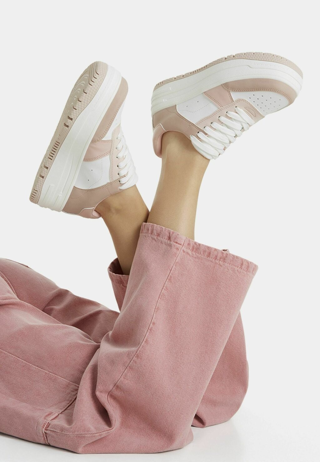 

Кроссовки Bershka